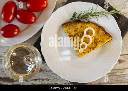 Frittata con le uova di cipolle fetta dall'Alto Stockfoto