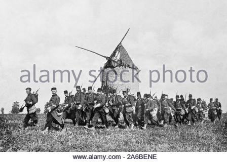 WW 1 Französische Infanterie auf dem Vormarsch in der Schlacht an der Yser, vintage Foto von 1914 Stockfoto