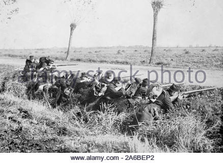 WW 1 belgischen Truppen und die Verteidigung einer Straße in Westflandern, Belgien, vintage Foto von 1914 Stockfoto