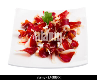 Teller mit leckeren Ente jamon mit grünen serviert. Auf weissem Hintergrund Stockfoto