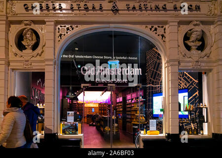 Amsterdam/Holland - Oktober 06, 2019: Alte Amsterdam Käse store am Abend Stockfoto