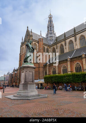 Haarlem/Holland - Oktober 06, 2019: Die Menschen wandern und Radfahren im Stadtzentrum mit Statue von Laurens Janszoon Coster Stockfoto