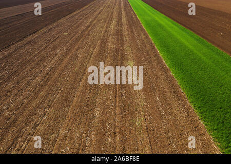 Luftaufnahme von Gepflügt landwirtschaftliches Feld in der Perspektive, hohe Betrachtungswinkel von Ackerland Stockfoto