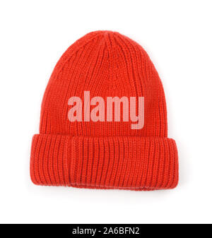 Red gestrickte Wolle Beanie-mütze isoliert auf weißem Stockfoto