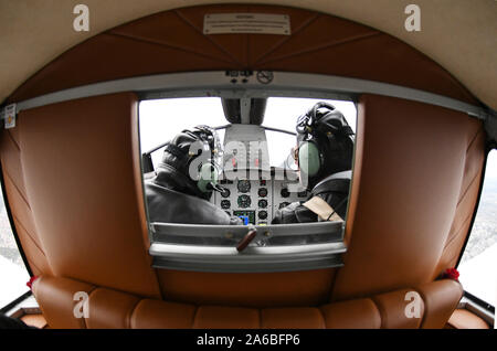 Bayern, Deutschland. 25 Okt, 2019. Der Blick aus dem Fahrgastraum zu den Piloten in der Replik der ersten all-metal Airliner, der "Junkers F13". Die F13 war der erste echte Passagier- und seinen Erstflug gemacht vor 100 Jahren. In der Flugwerft des Deutschen Museums gibt es eine spezielle Ausstellung über "100 Jahre Junkers F 13'. Quelle: dpa Picture alliance/Alamy leben Nachrichten Stockfoto