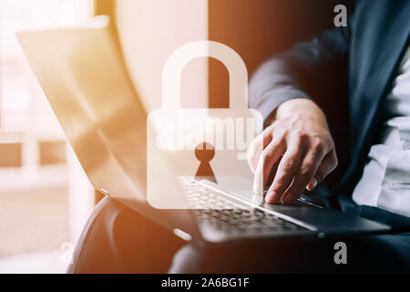 Datenschutz Konzept. Schloss auf dem Hintergrund der Mann, der an einem Notebook arbeitet. Stockfoto