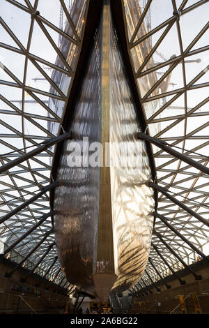 Rumpf/Bogen/Bögen der Cutty Sark Tee clipper Segelschiff von Unter-/durch das gläserne Meer in Dry Dock/Werft/Museum in Greenwich, London. Großbritannien (105) Stockfoto