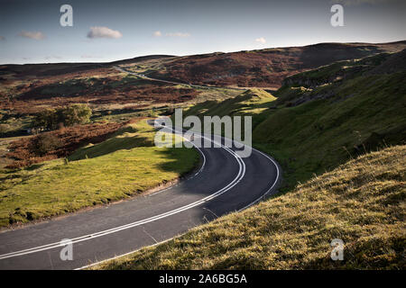 Verdrehen Mountain Road am späten Nachmittag Licht mit bend im Vordergrund Stockfoto