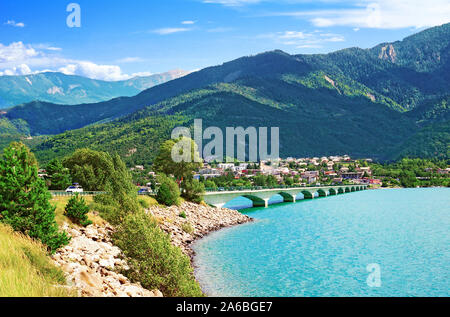 Brücke über den See Lac de Serre-Ponçon in den südlichen Alpen. Stockfoto