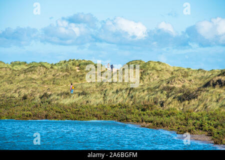 Sanddünen, auf denen der Norfolk Coast Path National Trail aus Burnham Overy Staithe das Meer erreicht, East Anglia, England, Großbritannien. Stockfoto