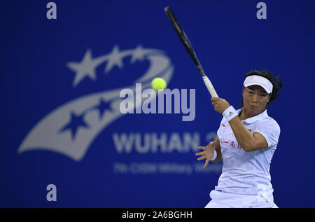 Wuhan, China. 25 Okt, 2019. Han Xinyun von China konkurriert während der Frauen singles Halbfinale Tennis 7 CISM Military World Games in Wuhan, der Hauptstadt von China, Okt. 25, 2019. Credit: Wang Peng-/Xinhua/Alamy leben Nachrichten Stockfoto