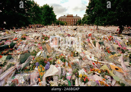 Blumen und Trauernde außerhalb Kensington Palace in den Tagen nach der Beerdigung von Prinzessin Diana in London, England, September 1997. Stockfoto