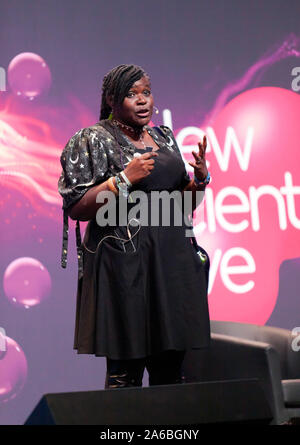 Maggie Aderin-Pocock MBE, Raum Wissenschaftler und Moderator, Wissenschaft Innovation Ltd, einen Vortrag mit dem Titel 'Moon: Vergangenheit, Gegenwart und Zukunft', auf der Hauptbühne, bei New Scientist Live 2019 Stockfoto