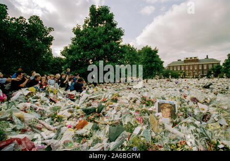 Blumen und Trauernde außerhalb Kensington Palace in den Tagen nach der Beerdigung von Prinzessin Diana in London, England, September 1997. Stockfoto