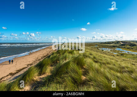 Sanddünen, auf denen der Norfolk Coast Path National Trail aus Burnham Overy Staithe das Meer in der Holkham Bay, East Anglia, England, Großbritannien erreicht. Stockfoto