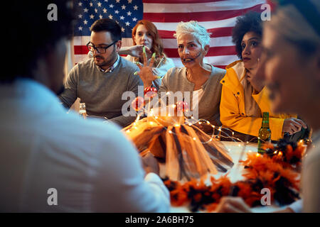 Halloween Kostüm Party. Glückliche Menschen in Kostümen zu Halloween Party. Stockfoto