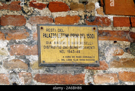 Ein Teil der Außenwand des Palazzo Lettini, gebaut im Jahr 1506, eines der schönsten Paläste der Renaissance in Rimini, Italien & zerstört im Zweiten Weltkrieg Stockfoto