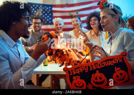 Glückliche Menschen feiern Halloween. Spaß an Halloween Party. Stockfoto