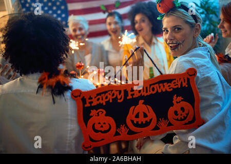 Glückliche Frau in Kostümen feiern Halloween Party Stockfoto