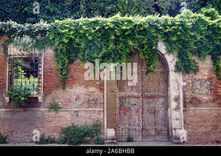 Ein Teil der Außenwand des Palazzo Lettini, gebaut im Jahr 1506, eines der schönsten Paläste der Renaissance in Rimini, Italien & zerstört im Zweiten Weltkrieg Stockfoto