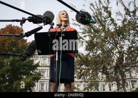 Washington DC, USA. 25 Okt, 2019. Weiße Haus Berater des Präsidenten Kellyanne Conway beantwortet Fragen von Mitgliedern der Medien außerhalb des des Weißen Hauses in Washington, DC am Freitag, 25. Oktober 2019. Foto von Sarah Silbiger/UPI Quelle: UPI/Alamy leben Nachrichten Stockfoto