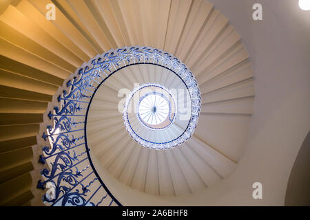 Das Tulip Treppen Spirale freitragenden Treppe in das Queen's House - England's erste wirklich klassische Gebäude - in Greenwich. London. UK. (105) Stockfoto