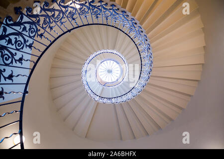 Das Tulip Treppen Spirale freitragenden Treppe in das Queen's House - England's erste wirklich klassische Gebäude - in Greenwich. London. UK. (105) Stockfoto