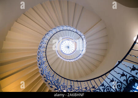 Das Tulip Treppen Spirale freitragenden Treppe in das Queen's House - England's erste wirklich klassische Gebäude - in Greenwich. London. UK. (105) Stockfoto