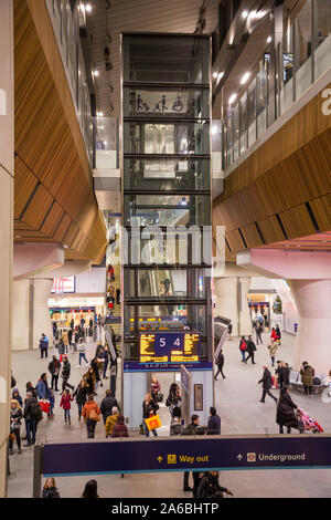 Zentrale Halle/Empfangsbereich mit Reisenden und Pendler auf die London Bridge Bahnhof mit einem gläsernen Aufzug Welle in der Mitte des Bildes. London Bridge, London. Großbritannien (105) Stockfoto