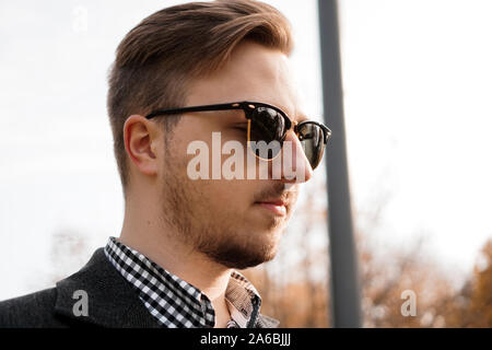 Im freien Portrait von modischen jungen Mann mit Sonnenbrille Stockfoto