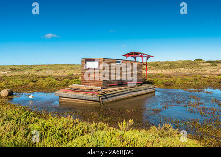 Auf einem Hausboot auf den Salzwiesen in der Nähe von Burnham Overy Staithe in der Nähe von holkham Bay an der nördlichen Küste von Norfolk, East Anglia, England, UK. Stockfoto