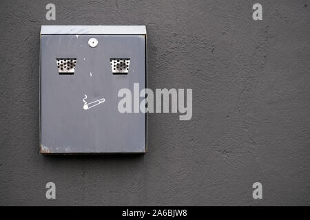 Zigarettenraucher stahl Metall Aschenbecher eingebaut, graue Wand Stockfoto