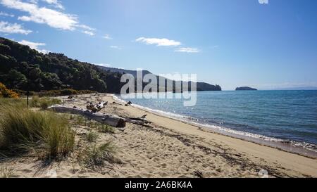 Sandy Tropical Beach und Vorgewende Anchorage Bay, Abel Tasman National Park, Neuseeland. Erstaunlich und einen atemberaubenden Blick auf den Wanderweg und den Strand. Stockfoto