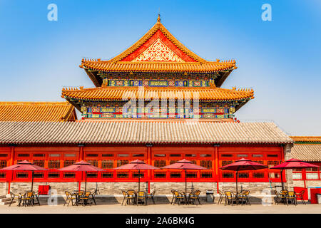 Sommer Café mit Tischen und Sonnenschirmen an der Wand von einer der königlichen Kaiserpalast in der Verbotenen Stadt, Peking, China Stockfoto