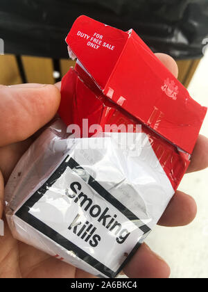 Eine Packung Marlboro Zigaretten verkauft in Duty-free-Shop, Frankreich Stockfoto