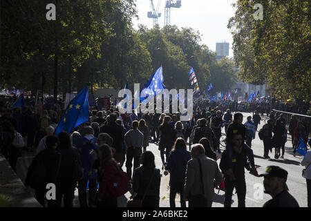 London, Großbritannien. Okt, 2018 20. Die demonstranten März während der Demonstration. Die Anti Brexit März versammelten sich Tausende von Menschen, die friedlich gegen die Entscheidung der aus der Europäischen Union nach dem Referendum vom 23. Juni 2016 protestiert. Credit: Guillermo Santos/SOPA Images/ZUMA Draht/Alamy leben Nachrichten Stockfoto