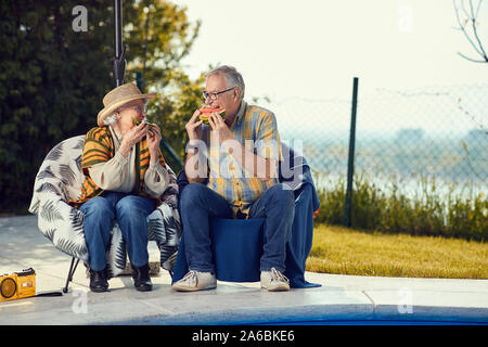 Lächelndes Paar Freunden Spaß haben zusammen und Wassermelone Essen Stockfoto