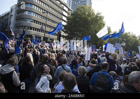 London, Großbritannien. Okt, 2018 20. Die Demonstranten versammeln sich während der Demonstration. Die Anti Brexit März versammelten sich Tausende von Menschen, die friedlich gegen die Entscheidung der aus der Europäischen Union nach dem Referendum vom 23. Juni 2016 protestiert. Credit: Guillermo Santos/SOPA Images/ZUMA Draht/Alamy leben Nachrichten Stockfoto