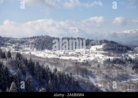 Blick auf schöne Winterlandschaft der Felder und die Berge. Winter verschneite Landschaft. Stockfoto