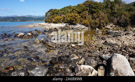 Sandy Tropical Beach und Vorgewende Anchorage Bay, Abel Tasman National Park, Neuseeland. Erstaunlich und einen atemberaubenden Blick auf den Wanderweg und den Strand. Stockfoto