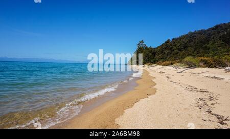 Sandy Tropical Beach und Vorgewende Anchorage Bay, Abel Tasman National Park, Neuseeland. Erstaunlich und einen atemberaubenden Blick auf den Wanderweg und den Strand. Stockfoto