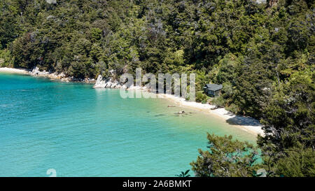 Sandy Tropical Beach und Vorgewende Anchorage Bay, Abel Tasman National Park, Neuseeland. Erstaunlich und einen atemberaubenden Blick auf den Wanderweg und den Strand. Stockfoto