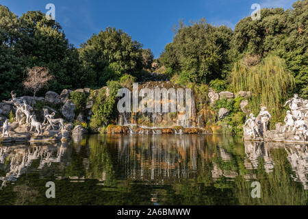 Die Wasserfälle von Diana e Attenone Brunnen im Königspalast von Caserta, repräsentieren Atteone in ein Reh von Diana verwandelt, die entweicht aus Hunden, Reggia di Caserta, Italien. Weltkulturerbe der UNESCO Stockfoto