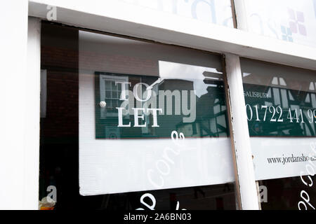 Retail unit Immobilienmakler Werbung anmelden leerstehende Schaufenster zu lassen. Stockfoto