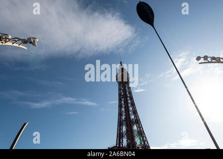 Blackpool Tower an einem sonnigen Tag mit blauem Himmel. Stockfoto