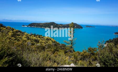 Sandy Tropical Beach und Vorgewende Anchorage Bay, Abel Tasman National Park, Neuseeland. Erstaunlich und einen atemberaubenden Blick auf den Wanderweg und den Strand. Stockfoto