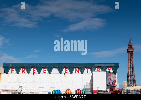 Blackpool Tower und Central Pier an einem sonnigen Tag mit blauem Himmel. Stockfoto