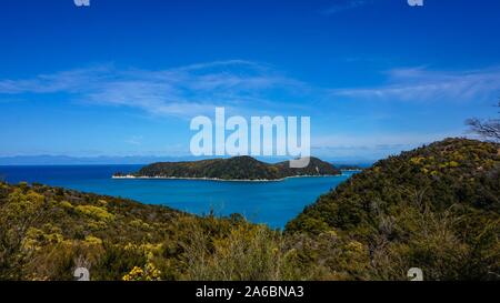 Sandy Tropical Beach und Vorgewende Anchorage Bay, Abel Tasman National Park, Neuseeland. Erstaunlich und einen atemberaubenden Blick auf den Wanderweg und den Strand. Stockfoto