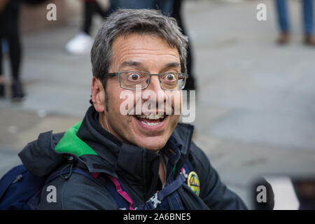 London, Großbritannien. 16. Oktober, 2019. Guardian Journalist und ökologischen Mitkämpfer George Monbiot sitzt auf dem Bürgersteig in Chengdu nach Arre. Stockfoto