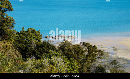 Sandy Tropical Beach und Vorgewende Anchorage Bay, Abel Tasman National Park, Neuseeland. Erstaunlich und einen atemberaubenden Blick auf den Wanderweg und den Strand. Stockfoto